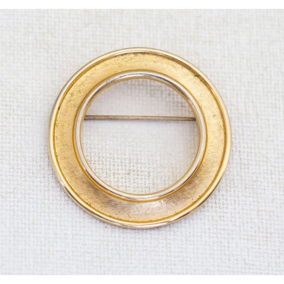 Vintage Circular Disc Brooch in Gold Tone by Crown Trifari - A15 - Picture 1 of 2